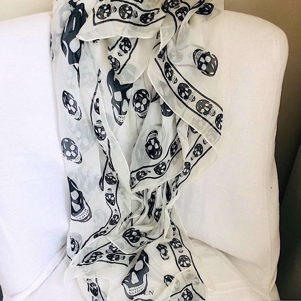 Alexander McQueen Classic Skull Scarf, Silk - Picture 2 of 6